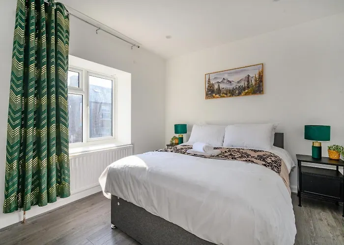 11f2 Captivating & Luxurious Apartment