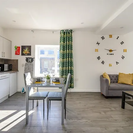 11f2 Captivating & Luxurious Apartment *